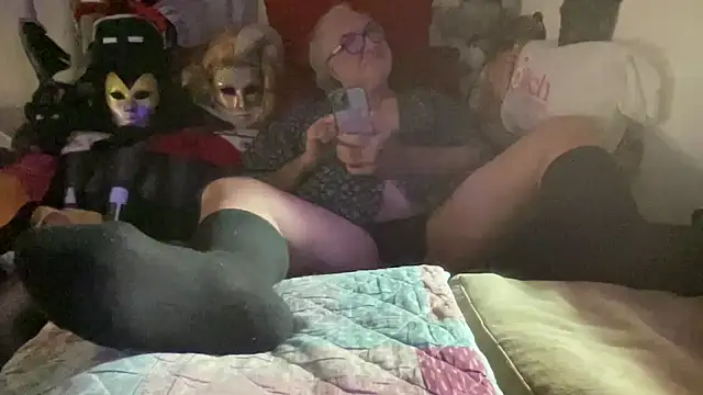 Snapshot of EroticVenetian chatting on December 2, 4:18 am EroticVenetian online show from December 2, 4:18 am