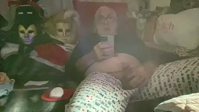 Snapshot of EroticVenetian chatting on December 4, 10:51 pm EroticVenetian online show from December 4, 10:51 pm