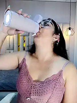 Snapshot of Karla_hernandez_ chatting on February 12, 2:10 pm Karla hernandez  online show from February 12, 2:10 pm