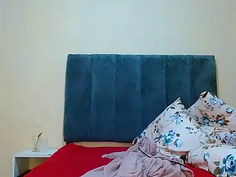 Snapshot of curvycloe1 chatting on November 28, 3:20 am curvycloe1 online show from November 28, 3:20 am