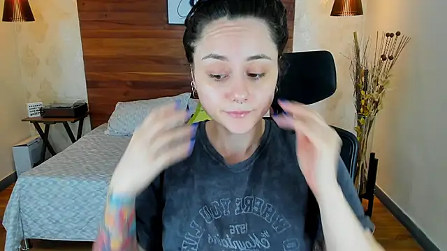 KatherineBond online show from March 1, 7:37 pm