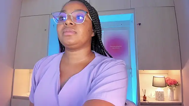 Snapshot of tamaraa_smiith chatting on June 6, 7:40 pm tamaraa smiith online show from June 6, 7:40 pm
