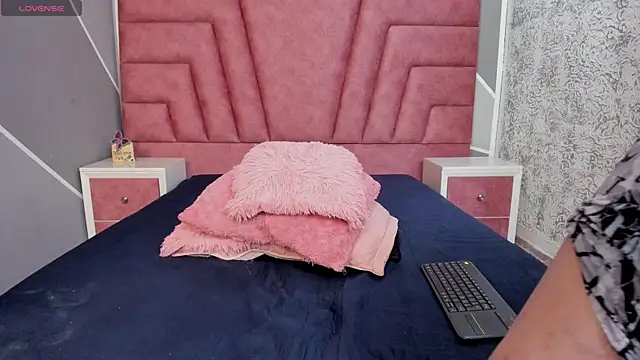 Derek and Skarlet online show from February 9, 1:56 pm