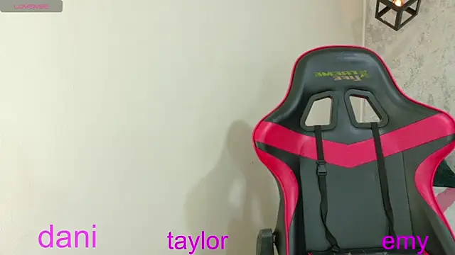 Snapshot of emy_0 chatting on April 23, 1:35 pm emy 0 online show from April 23, 1:35 pm