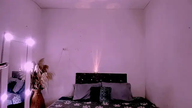 carolinemiller7 online show from April 12, 3:22 am