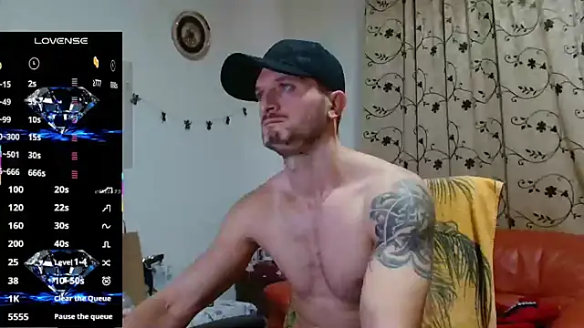 Snapshot of cuple_hoot_ chatting on October 29, 6:04 am cuple hoot  online show from October 29, 6:04 am