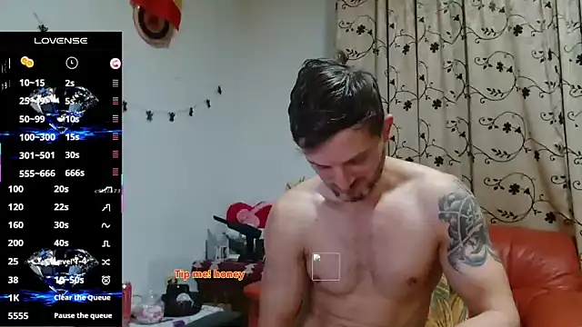 Snapshot of cuple_hoot_ chatting on October 31, 3:46 pm cuple hoot  online show from October 31, 3:46 pm