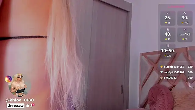 Snapshot of khloe__018 chatting on October 18, 11:33 am khloe  018 online show from October 18, 11:33 am