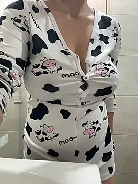 AtheneaRossi online show from April 21, 10:21 am