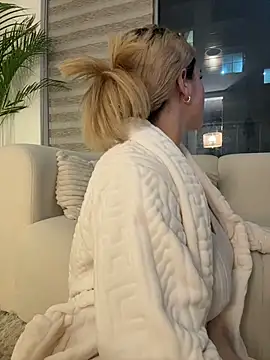 AtheneaRossi online show from April 21, 11:29 pm