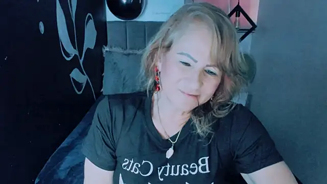 Snapshot of ScarletHoot_ chatting on December 6, 5:55 pm ScarletHoot  online show from December 6, 5:55 pm