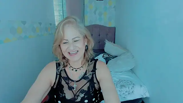 Snapshot of ScarletHoot_ chatting on January 7, 5:53 pm ScarletHoot  online show from January 7, 5:53 pm