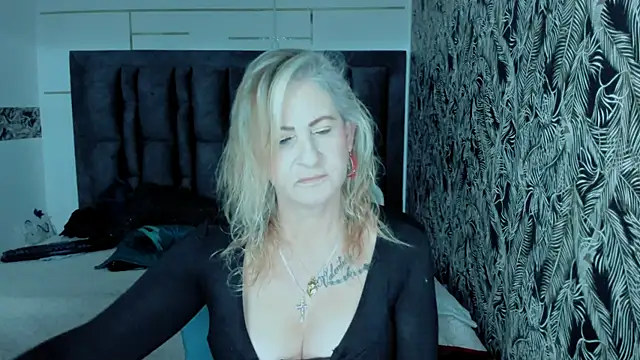 Snapshot of ScarletHoot_ chatting on September 24, 12:08 pm ScarletHoot  online show from September 24, 12:08 pm