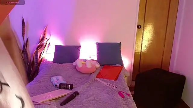 Snapshot of kittycatw chatting on December 22, 10:23 am kittycatw online show from December 22, 10:23 am