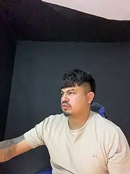 Snapshot of DickMasterfindom chatting on April 30, 12:39 am DickMasterfindom online show from April 30, 12:39 am
