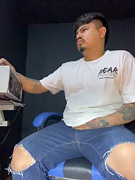 Snapshot of DickMasterfindom chatting on May 3, 3:34 am DickMasterfindom online show from May 3, 3:34 am