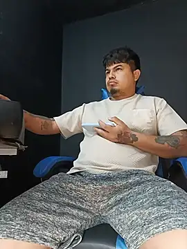 Snapshot of DickMasterfindom chatting on July 24, 5:05 am DickMasterfindom online show from July 24, 5:05 am