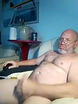 iambradz online show from April 18, 8:18 am