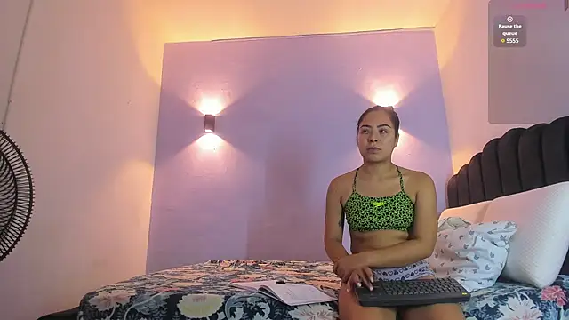 Snapshot of Sofia_Clauss_ chatting on January 5, 4:36 am Sofia Clauss online show from January 5, 4:36 am