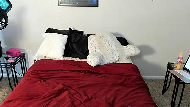 yiauana online show from February 24, 7:30 pm