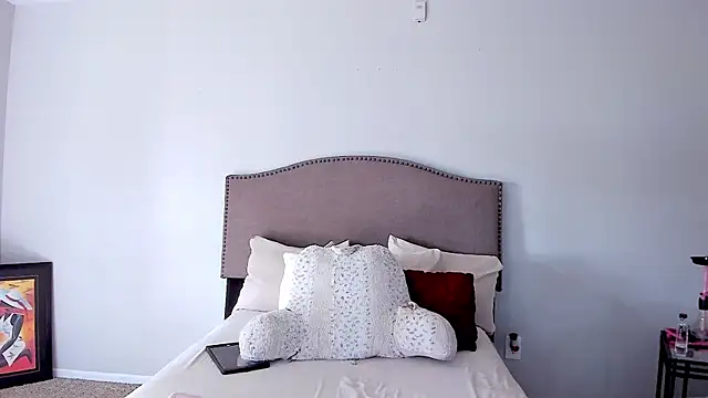 yiauana online show from October 18, 7:14 pm