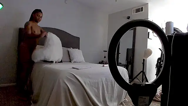 yiauana online show from October 20, 1:06 am