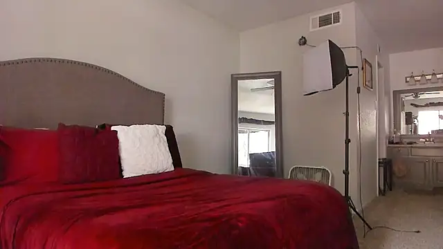 yiauana online show from April 21, 8:12 pm