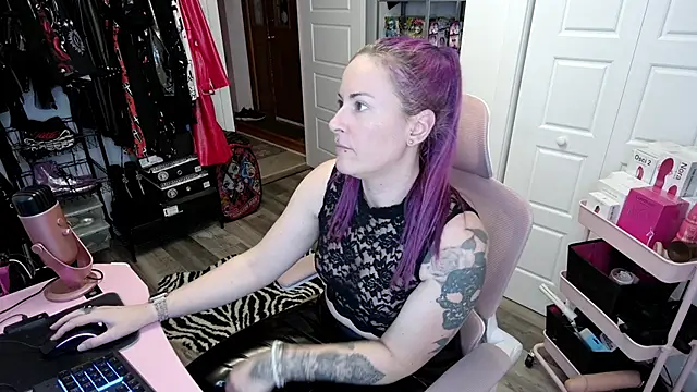 Snapshot of gennyrock chatting on September 16, 12:11 am gennyrock online show from September 16, 12:11 am