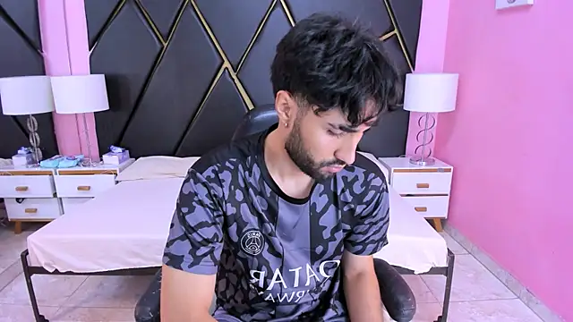 MilanZaire online show from November 17, 9:31 pm