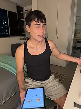 Snapshot of oliversstream chatting on February 8, 2:37 am oliversstream online show from February 8, 2:37 am