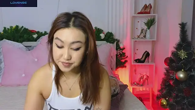 Snapshot of Diana_Moon_ chatting on December 23, 8:47 pm Diana Moon  online show from December 23, 8:47 pm