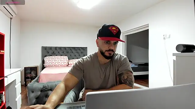 supermanboy94 online show from November 11, 7:08 am