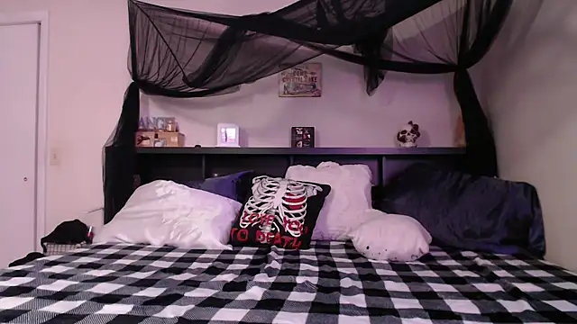 CrystalLakeXO online show from July 22, 8:06 am