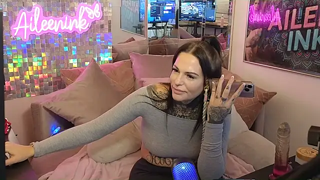 Snapshot of AileenInkOfficial chatting on February 7, 7:49 pm AileenInkOfficial online show from February 7, 7:49 pm