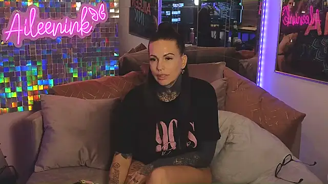 Snapshot of AileenInkOfficial chatting on February 9, 3:53 am AileenInkOfficial online show from February 9, 3:53 am