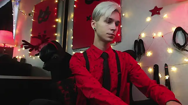 Joseph  Quinn online show from December 25, 8:18 am