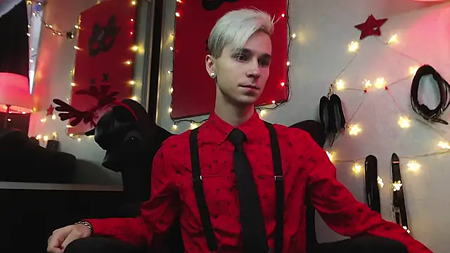 Joseph  Quinn online show from December 25, 11:22 am