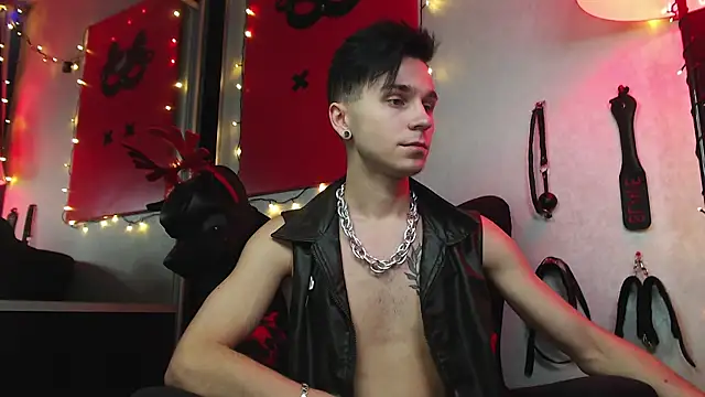 Joseph  Quinn online show from January 5, 2:52 pm