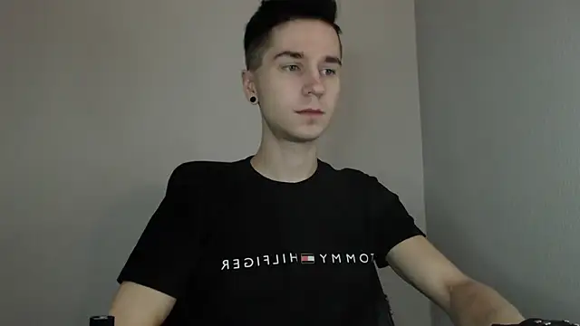 Joseph  Quinn online show from January 9, 8:13 am