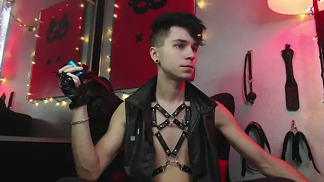 Joseph  Quinn online show from January 10, 11:43 am