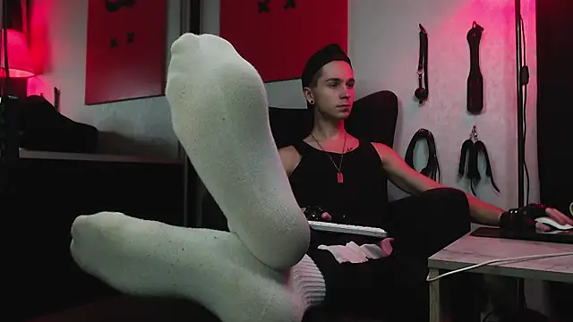 Joseph  Quinn online show from January 17, 2:50 pm