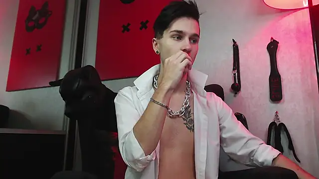 Joseph  Quinn online show from January 21, 8:08 am