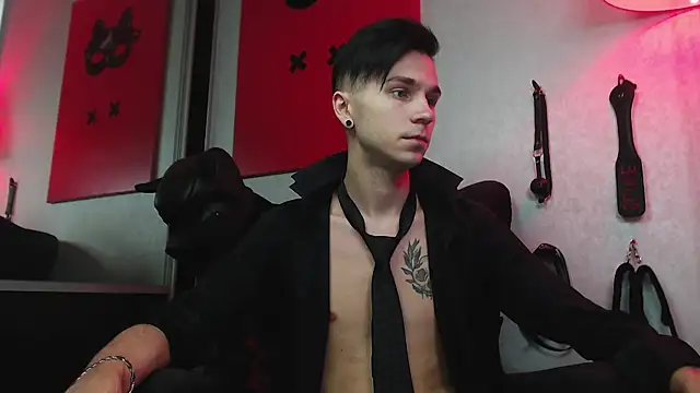 Joseph  Quinn online show from January 23, 11:37 am