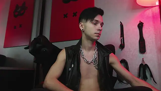 Joseph  Quinn online show from January 25, 2:03 pm