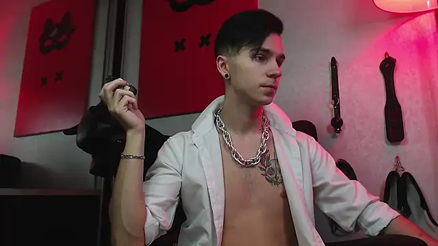 Joseph  Quinn online show from January 29, 8:51 am