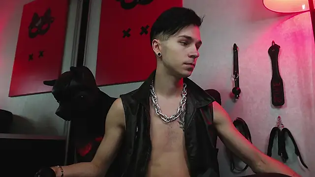 Joseph  Quinn online show from January 31, 10:31 am