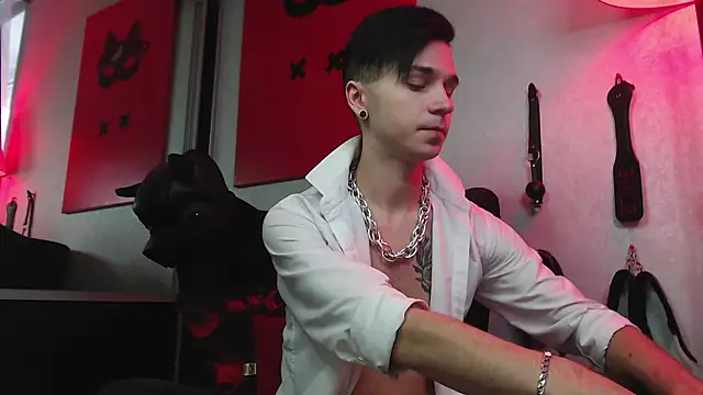 Joseph  Quinn online show from February 2, 11:19 am