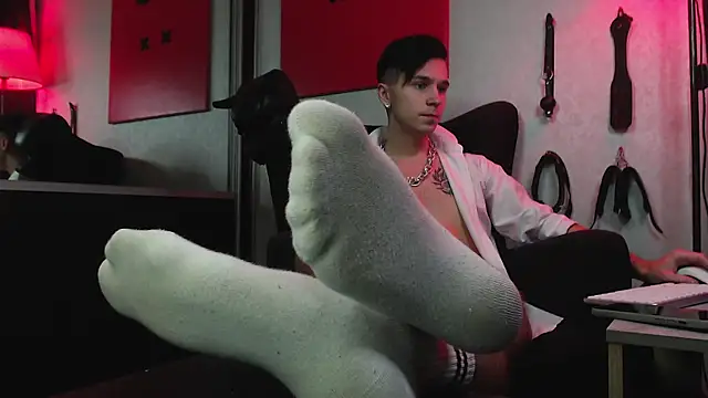 Joseph  Quinn online show from February 2, 2:24 pm