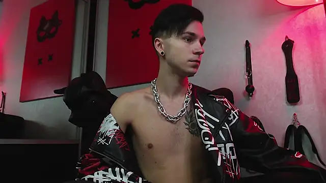 Joseph  Quinn online show from February 3, 7:51 am