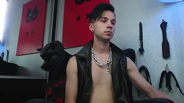 Joseph  Quinn online show from February 16, 8:43 am